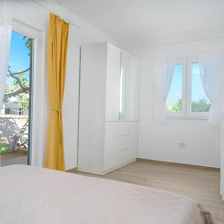 New! Pool House 2+1 In *