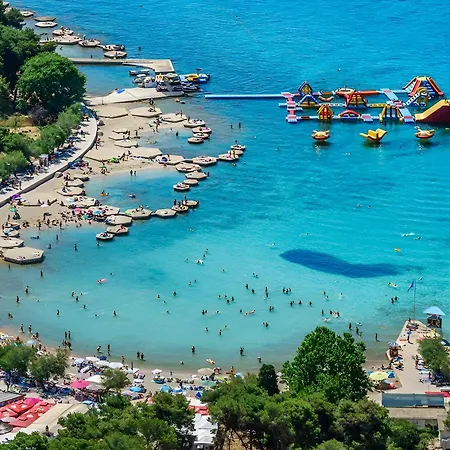 New! Pool House 2+1 In *