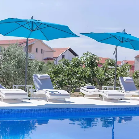 New! Pool House 2+1 In *