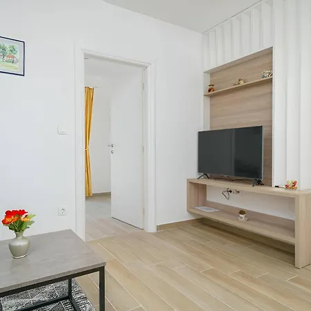 New! Pool House 2+1 In