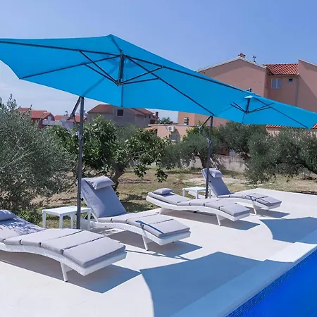 New! Pool House 2+1 In *