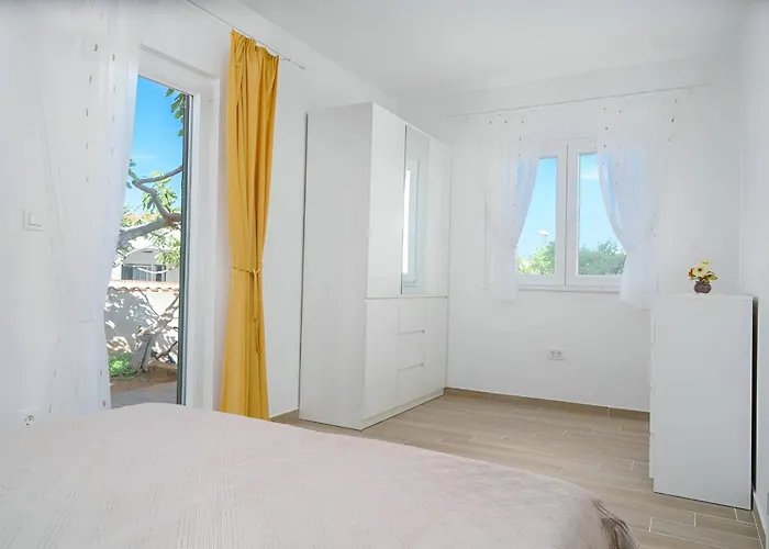 New! Pool House 2+1 In *