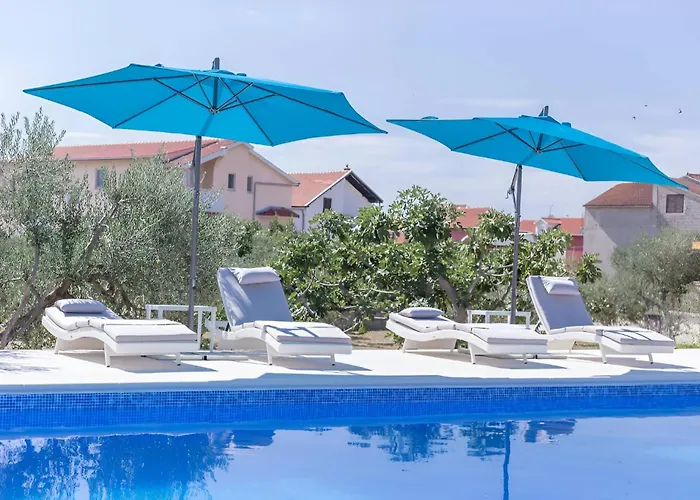 New! Pool House 2+1 In *