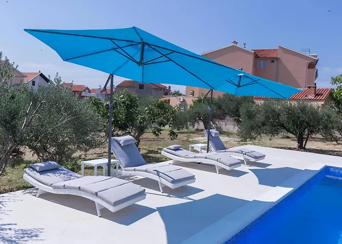 New! Pool House 2+1 In *